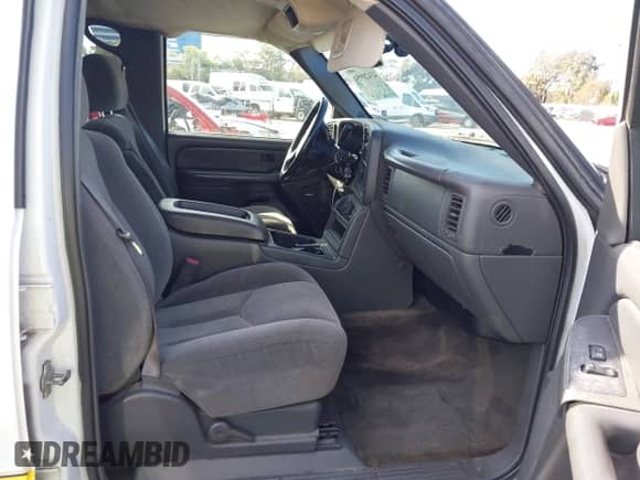 2005 Chevrolet Silverado 1500 LS z VIN 2GCEC13T451338957, wystawiony jako IAAI lot #43428954 z przebiegiem 217 596 mil mil oraz . Historia ofert i sprzedaży dostępna na DreamBid. Obrazek 5.
