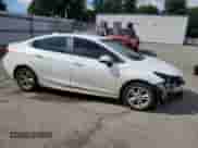 2017 Chevrolet Cruze LT z VIN 1G1BD5SMXH7168881, wystawiony jako Copart lot #68350605 z przebiegiem 76 139 mil mil oraz Szkoda całkowita • Salvage title. Historia ofert i sprzedaży dostępna na DreamBid. Obrazek 4.
