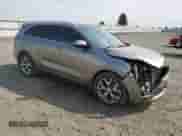 2018 Kia Sorento SX z VIN 5XYPKDA56JG430086, wystawiony jako Copart lot #70511555 z przebiegiem 137 144 mil mil oraz Szkoda całkowita • Salvage title. Historia ofert i sprzedaży dostępna na DreamBid. Obrazek 4.