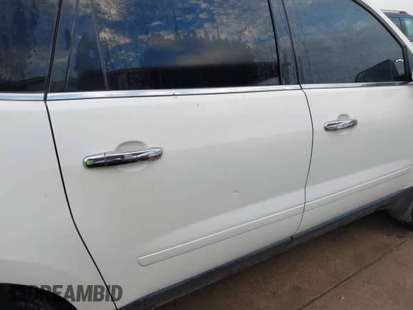 2014 Chevrolet Traverse LT z VIN 1GNKRHKD0EJ293923, wystawiony jako IAAI lot #42900872 z przebiegiem 179 018 mil mil oraz . Historia ofert i sprzedaży dostępna na DreamBid. Obrazek 6.