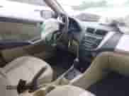 2013 Hyundai Accent GLS z VIN KMHCT4AE2DU445484, wystawiony jako IAAI lot #42292754 z przebiegiem 162 868 mil mil oraz . Historia ofert i sprzedaży dostępna na DreamBid. Obrazek 5.