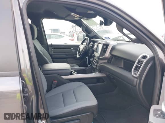 2023 Ram 1500 Big Horn z VIN 1C6RREFG1PN600402, wystawiony jako IAAI lot #42330853 z przebiegiem 52 379 mil mil oraz . Historia ofert i sprzedaży dostępna na DreamBid. Obrazek 5.