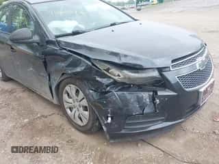 2013 Chevrolet Cruze LS z VIN 1G1PA5SGXD7190253, wystawiony jako IAAI lot #42245476 z przebiegiem 103 944 mil mil oraz . Historia ofert i sprzedaży dostępna na DreamBid. Obrazek 6.