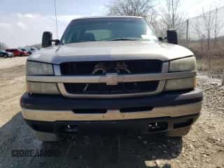 2003 Chevrolet Silverado 1500HD LS z VIN 1GCGK13U33F131230, wystawiony jako Copart lot #52699415 z przebiegiem 237 280 mil mil oraz Szkoda całkowita • Salvage title. Historia ofert i sprzedaży dostępna na DreamBid. Obrazek 5.