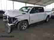 2022 Ram 1500 Big Horn z VIN 1C6RREFT8NN350733, wystawiony jako IAAI lot #41086629 z przebiegiem 105 435 mil mil oraz . Historia ofert i sprzedaży dostępna na DreamBid. Obrazek 2.