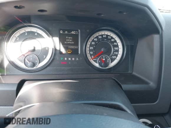 2018 Ram 1500 Express z VIN 1C6RR7FTXJS286833, wystawiony jako IAAI lot #41902890 z przebiegiem 29 560 mil mil oraz . Historia ofert i sprzedaży dostępna na DreamBid. Obrazek 7.