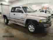 1999 Dodge 1500 z VIN 3B7HF12Y1XG153924, wystawiony jako Copart lot #43377405 z przebiegiem 111 496 mil mil oraz Szkoda całkowita • Salvage title. Historia ofert i sprzedaży dostępna na DreamBid. Obrazek 4.