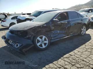 2012 Toyota Camry L z VIN 4T1BF1FKXCU107703, wystawiony jako Copart lot #82700035 z przebiegiem 156 070 mil mil oraz Czysty tytuł • Clean title. Historia ofert i sprzedaży dostępna na DreamBid. Obrazek 1.