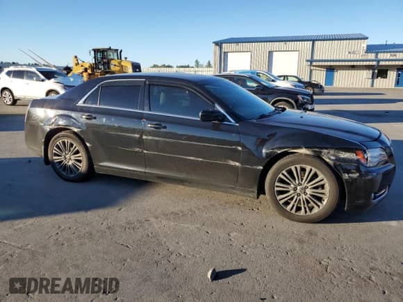 2012 Chrysler 300 S z VIN 2C3CCAJTXCH115969, wystawiony jako Copart lot #80680184 z przebiegiem 125 865 mil mil oraz Szkoda całkowita • Salvage title. Historia ofert i sprzedaży dostępna na DreamBid. Obrazek 4.