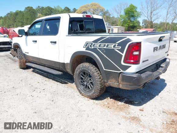 2025 Ram 1500 Rebel z VIN 1C6SRFLP8SN591735, wystawiony jako IAAI lot #42007114 z przebiegiem 3 861 mil mil oraz . Historia ofert i sprzedaży dostępna na DreamBid. Obrazek 3.