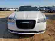 2018 Chrysler 300 Touring L z VIN 2C3CCAAG2JH293262, wystawiony jako Copart lot #69678405 z przebiegiem 92 694 mil mil oraz Czysty tytuł • Clean title. Historia ofert i sprzedaży dostępna na DreamBid. Obrazek 5.