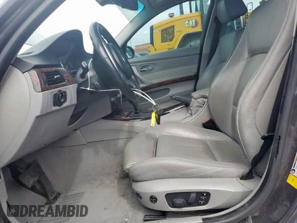 2007 BMW 3 Series 328i z VIN WBAVA33537PV66051, wystawiony jako Copart lot #82264715 z przebiegiem 102 572 mil mil oraz Szkoda całkowita • Salvage title. Historia ofert i sprzedaży dostępna na DreamBid. Obrazek 7.