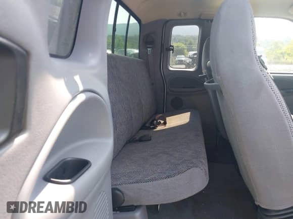 2000 Dodge 1500 z VIN 3B7HF13Z3YM242890, wystawiony jako IAAI lot #42912432 z przebiegiem 184 590 mil mil oraz . Historia ofert i sprzedaży dostępna na DreamBid. Obrazek 8.