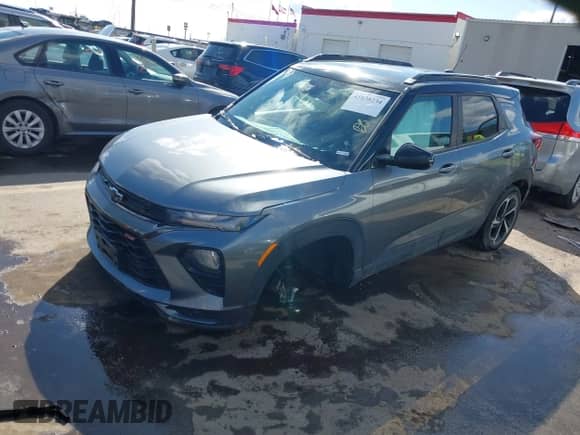 2021 Chevrolet TrailBlazer RS z VIN KL79MTSL8MB097878, wystawiony jako IAAI lot #41838234 z przebiegiem 53 905 mil mil oraz . Historia ofert i sprzedaży dostępna na DreamBid. Obrazek 2.