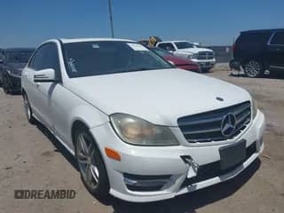 2014 Mercedes-Benz C 250 Sport z VIN WDDGF4HB7EG255887, wystawiony jako IAAI lot #42526938 z przebiegiem 158 417 mil mil oraz . Historia ofert i sprzedaży dostępna na DreamBid. Obrazek 1.