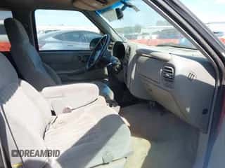 1999 Chevrolet Blazer LS с VIN 1GNDT13W3X2249302, выставлен на аукционе IAAI как лот 43203043 с пробегом 219 837 миль миль и . История ставок и продаж доступна на DreamBid. Изображение 5.