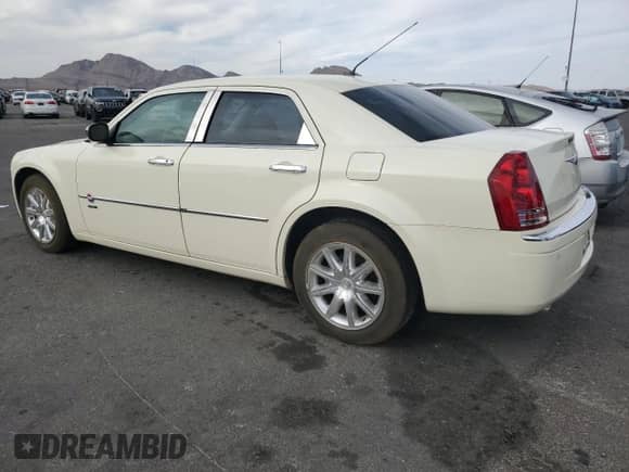 2008 Chrysler 300 C Hemi z VIN 2C3LA63H78H165909, wystawiony jako Copart lot #67643935 z przebiegiem 110 404 mil mil oraz Czysty tytuł • Clean title. Historia ofert i sprzedaży dostępna na DreamBid. Obrazek 2.