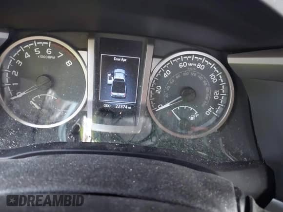 2018 Toyota Tacoma SR5 z VIN 5TFSZ5AN8JX150016, wystawiony jako IAAI lot #42427452 z przebiegiem 22 374 mil mil oraz . Historia ofert i sprzedaży dostępna na DreamBid. Obrazek 7.