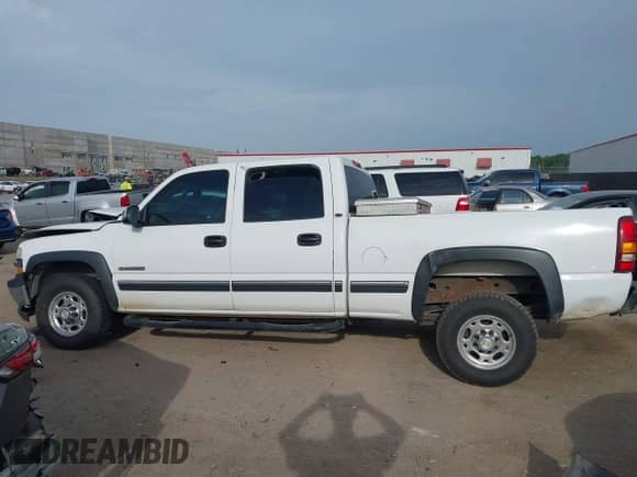2002 Chevrolet Silverado 1500HD LT with VIN 1GCGC13U62F232712, listed as a IAAI auction lot 42643166 with 265,130 mi miles and . Bid and sale history available at DreamBid. Image 14.