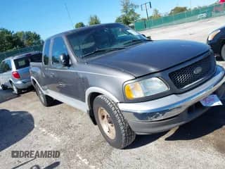 2002 Ford F-150 XL z VIN 2FTRX07L12CA98003, wystawiony jako IAAI lot #43411318 z przebiegiem 215 620 mil mil oraz . Historia ofert i sprzedaży dostępna na DreamBid. Obrazek 1.