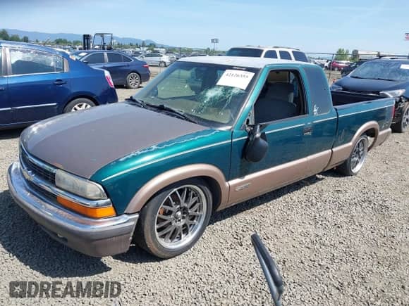 1996 Chevrolet S-10 LS z VIN 1GCCS19X5T8174486, wystawiony jako IAAI lot #42126355 z przebiegiem 242 683 mil mil oraz . Historia ofert i sprzedaży dostępna na DreamBid. Obrazek 2.
