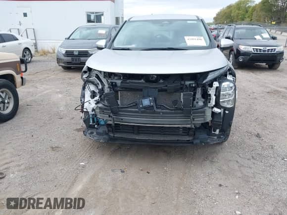2025 Mitsubishi Outlander SE z VIN JA4J4VA83SZ016874, wystawiony jako IAAI lot #43491496 z przebiegiem 8 726 mil mil oraz . Historia ofert i sprzedaży dostępna na DreamBid. Obrazek 6.