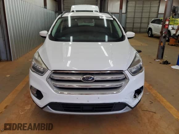 2018 Ford Escape SE z VIN 1FMCU9GD5JUB16914, wystawiony jako Copart lot #85204205 z przebiegiem 152 391 mil mil oraz Czysty tytuł • Clean title. Historia ofert i sprzedaży dostępna na DreamBid. Obrazek 5.