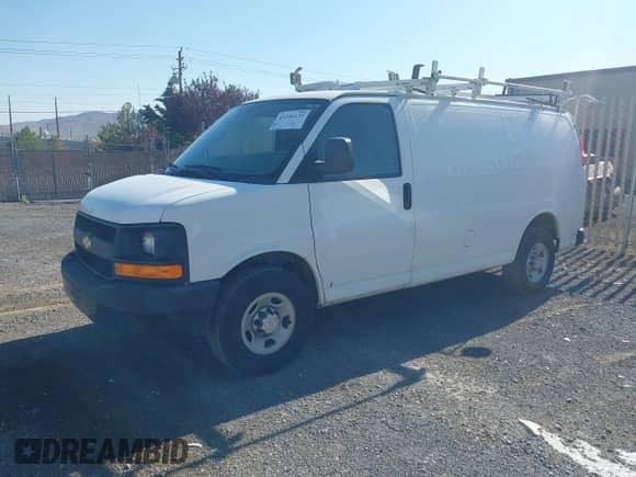 2013 Chevrolet Express Cargo z VIN 1GCWGFCA9D1141338, wystawiony jako IAAI lot #43226135 z przebiegiem 196 290 mil mil oraz . Historia ofert i sprzedaży dostępna na DreamBid. Obrazek 2.