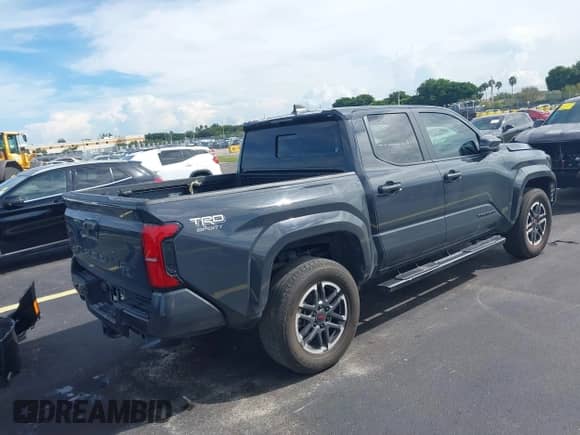 2024 Toyota Tacoma SR5 z VIN 3TYKB5FN6RT007410, wystawiony jako IAAI lot #43205199 z przebiegiem 26 768 mil mil oraz . Historia ofert i sprzedaży dostępna na DreamBid. Obrazek 4.