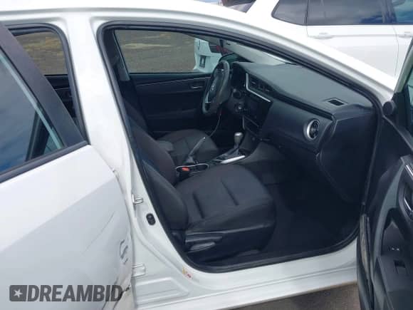 2019 Toyota Corolla L z VIN 5YFBURHE0KP903078, wystawiony jako IAAI lot #43108347 z przebiegiem 59 990 mil mil oraz . Historia ofert i sprzedaży dostępna na DreamBid. Obrazek 5.