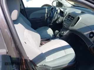 2014 Chevrolet Sonic LS с VIN 1G1JA5SH3E4162490, выставлен на аукционе IAAI как лот 43298832 с пробегом 169 208 миль миль и . История ставок и продаж доступна на DreamBid. Изображение 5.