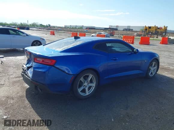 2018 Chevrolet Camaro 1LS z VIN 1G1FA1RX6J0169186, wystawiony jako IAAI lot #42102784 z przebiegiem 51 463 mil mil oraz . Historia ofert i sprzedaży dostępna na DreamBid. Obrazek 4.