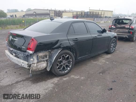 2015 Chrysler 300 S с VIN 2C3CCAGG6FH892339, выставлен на аукционе IAAI как лот 42438322 с пробегом 130 580 миль миль и . История ставок и продаж доступна на DreamBid. Изображение 4.