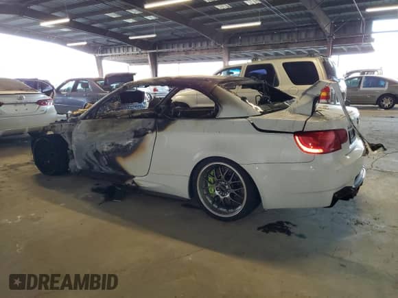 2011 BMW M3 z VIN WBSDX9C50BE399046, wystawiony jako Copart lot #83610864 z przebiegiem Nie podano mil oraz Nie do naprawy • Non repairable. Historia ofert i sprzedaży dostępna na DreamBid. Obrazek 2.