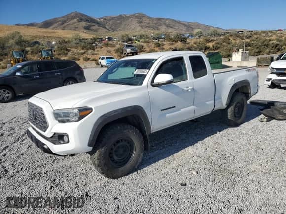 2022 Toyota Tacoma SR z VIN 3TYSZ5ANXNT090384, wystawiony jako Copart lot #80906685 z przebiegiem Nie podano mil oraz Szkoda całkowita • Salvage title. Historia ofert i sprzedaży dostępna na DreamBid. Obrazek 1.
