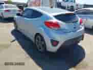 2013 Hyundai Veloster Turbo z VIN KMHTC6AE5DU111316, wystawiony jako IAAI lot #42958535 z przebiegiem 129 523 mil mil oraz . Historia ofert i sprzedaży dostępna na DreamBid. Obrazek 3.