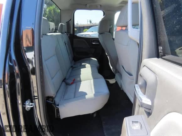 2017 GMC Sierra 1500 z VIN 1GTR1LEC9HZ311703, wystawiony jako Copart lot #58669115 z przebiegiem 48 752 mil mil oraz Szkoda całkowita • Salvage title. Historia ofert i sprzedaży dostępna na DreamBid. Obrazek 6.