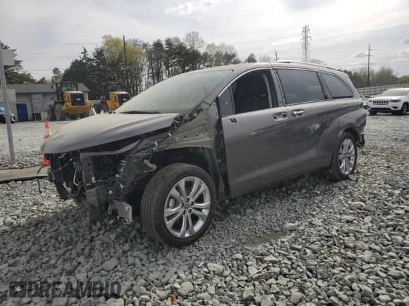 2024 Toyota Sienna Platinum z VIN 5TDERKEC7RS222510, wystawiony jako Copart lot #50896995 z przebiegiem 7 270 mil mil oraz Szkoda całkowita • Salvage title. Historia ofert i sprzedaży dostępna na DreamBid. Obrazek 1.
