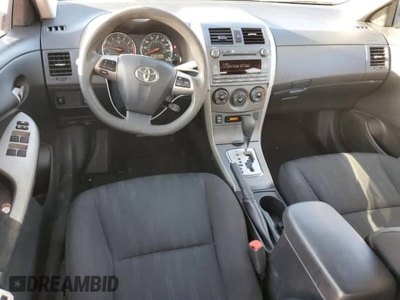 2011 Toyota Corolla L с VIN 2T1BU4EE9BC672589, выставлен на аукционе Copart как лот 81941245 с пробегом 66 939 миль миль и Списание • Salvage title. История ставок и продаж доступна на DreamBid. Изображение 8.