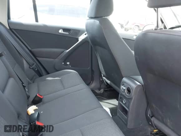 2013 Volkswagen Tiguan SE z VIN WVGAV3AX0DW621305, wystawiony jako IAAI lot #42249707 z przebiegiem 139 500 mil mil oraz . Historia ofert i sprzedaży dostępna na DreamBid. Obrazek 8.