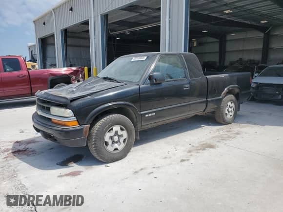 2000 Chevrolet S-10 LS z VIN 1GCDT19WXY8137627, wystawiony jako Copart lot #69748865 z przebiegiem 126 588 mil mil oraz Szkoda całkowita • Salvage title. Historia ofert i sprzedaży dostępna na DreamBid. Obrazek 1.