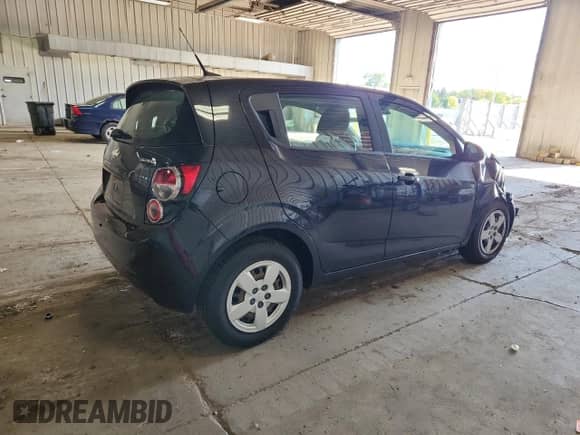 2013 Chevrolet Sonic LS z VIN 1G1JB6SH1D4192640, wystawiony jako Copart lot #83996305 z przebiegiem 55 369 mil mil oraz Czysty tytuł • Clean title. Historia ofert i sprzedaży dostępna na DreamBid. Obrazek 3.