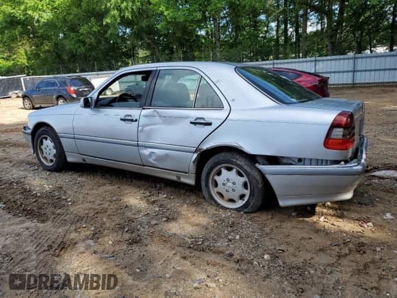 1999 Mercedes-Benz C 230/260/280/320 z VIN WDBHA24G4XA749633, wystawiony jako Copart lot #56560105 z przebiegiem 221 306 mil mil oraz Szkoda całkowita • Salvage title. Historia ofert i sprzedaży dostępna na DreamBid. Obrazek 2.