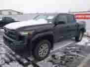 2024 Toyota Tacoma SR5 z VIN 3TMKB5FN3RM004833, wystawiony jako IAAI lot #41580572 z przebiegiem 7 039 mil mil oraz . Historia ofert i sprzedaży dostępna na DreamBid. Obrazek 2.