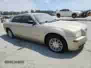 2009 Chrysler 300 LX z VIN 2C3KA43D29H552561, wystawiony jako Copart lot #70590525 z przebiegiem 159 073 mil mil oraz Szkoda całkowita • Salvage title. Historia ofert i sprzedaży dostępna na DreamBid. Obrazek 4.