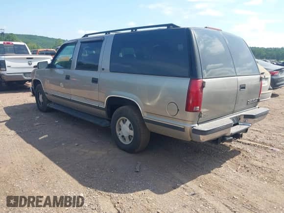 1999 Chevrolet Suburban z VIN 3GNEC16R4XG191802, wystawiony jako IAAI lot #42800207 z przebiegiem 260 237 mil mil oraz . Historia ofert i sprzedaży dostępna na DreamBid. Obrazek 3.