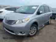 2016 Toyota Sienna XLE z VIN 5TDYK3DCXGS697249, wystawiony jako IAAI lot #42153128 z przebiegiem 54 824 mil mil oraz . Historia ofert i sprzedaży dostępna na DreamBid. Obrazek 2.