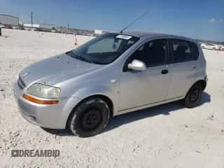 2008 Chevrolet Aveo LS z VIN KL1TD66628B249312, wystawiony jako Copart lot #73189004 z przebiegiem Nie podano mil oraz Czysty tytuł • Clean title. Historia ofert i sprzedaży dostępna na DreamBid. Obrazek 1.