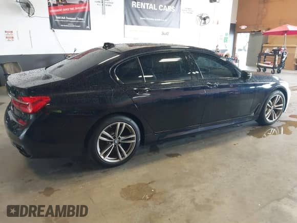 2019 BMW 7 Series 750i xDrive z VIN WBA7F2C51KB239044, wystawiony jako IAAI lot #42756026 z przebiegiem 65 028 mil mil oraz . Historia ofert i sprzedaży dostępna na DreamBid. Obrazek 4.