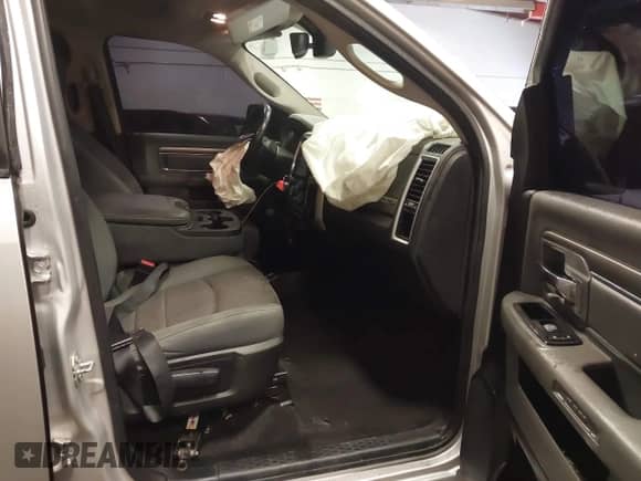 2017 Ram 1500 Big Horn z VIN 1C6RR6LT2HS547932, wystawiony jako IAAI lot #41293077 z przebiegiem 111 714 mil mil oraz . Historia ofert i sprzedaży dostępna na DreamBid. Obrazek 5.